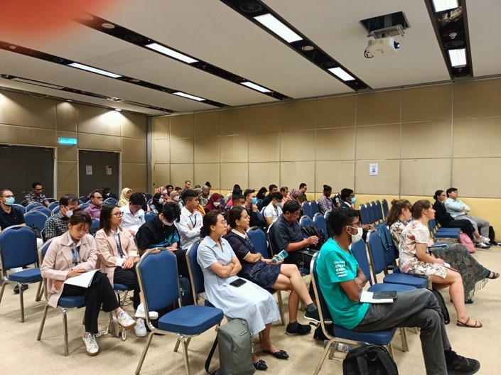 A group of people sitting in chairs Description automatically generated with medium confidence